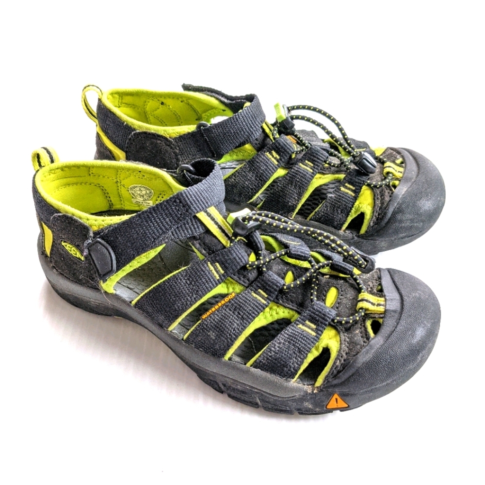 KEEN Newport Green And Gray Closed Toe Sandals hiking Water shoes youth size 4